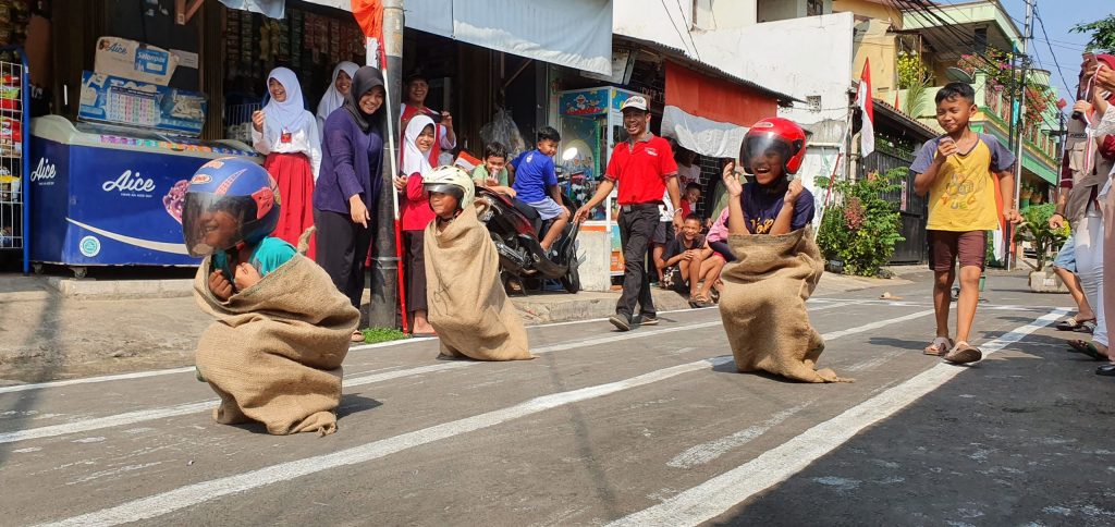 101 ide lomba 17 Agustus untuk Anak anak, Ibu ibu, Bapak bapak, Beregu yang Lucu, Seru dan Unik