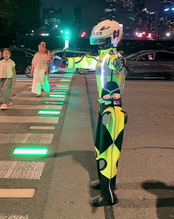 Robot Polisi Shanghai Xiao Hu