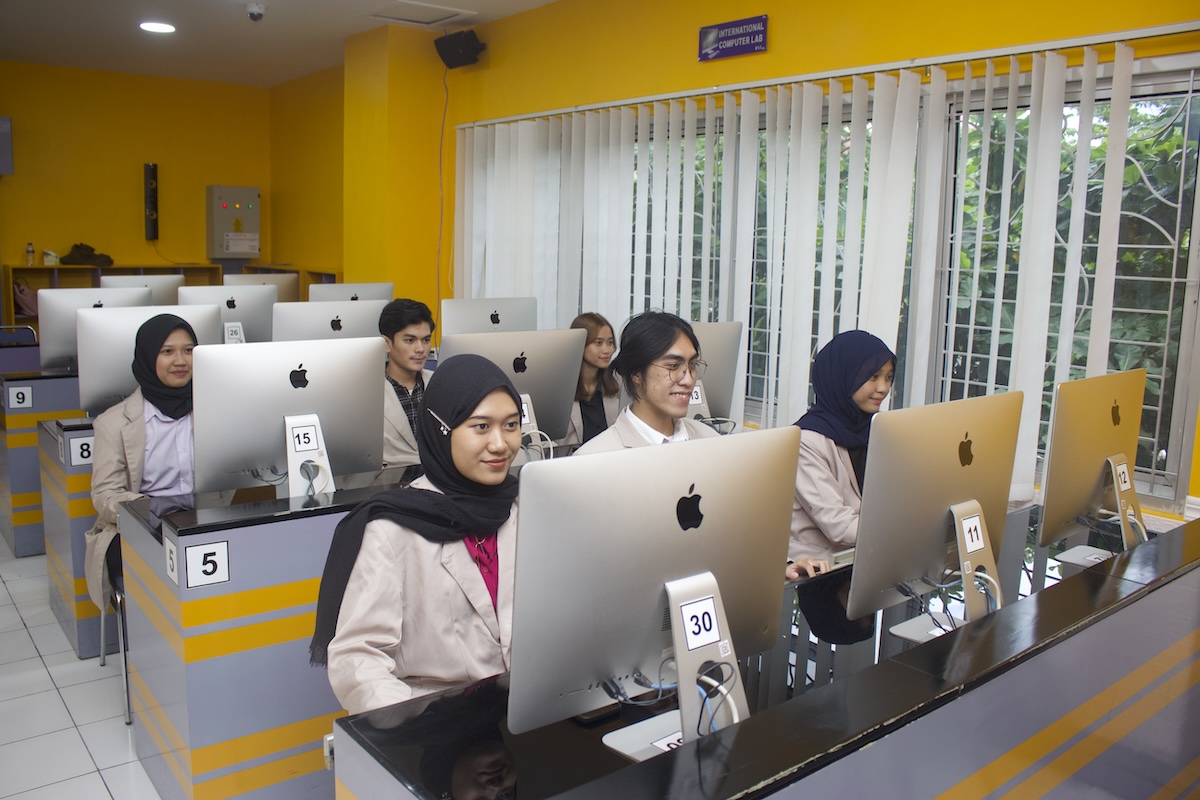 kuliah di amikom di depan komputer