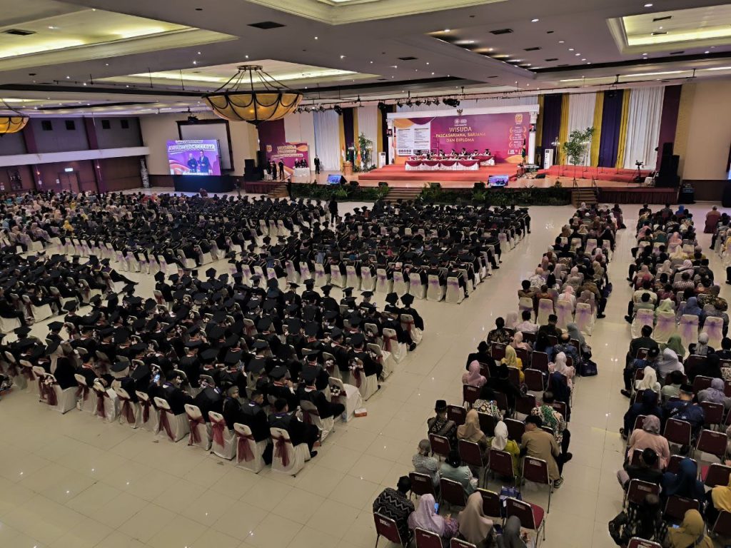 14 Mahasiswa Beasiswa Sleman Pintar Berhasil di Wisuda Ke-95 Amikom