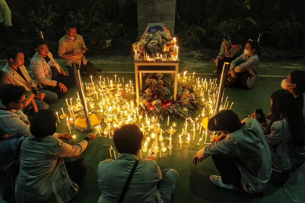 1000 Lilin Amikom untuk Mengenang Rheza Sendy dalam Aksi Solidaritas Mahasiswa