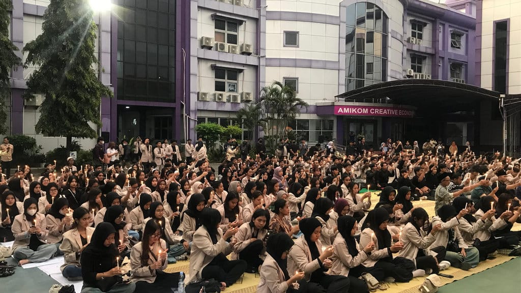 1000 Lilin Amikom untuk Mengenang Rheza Sendy dalam Aksi Solidaritas Mahasiswa