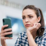 Dampak Informasi Negatif bagi Kesehatan Fisik dan Mental