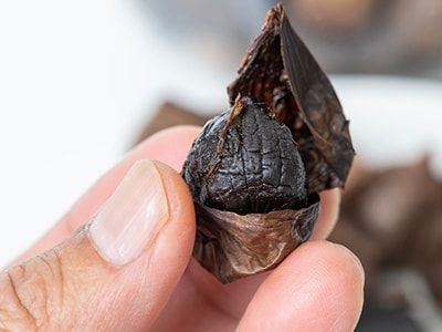 10 Manfaat Bawang Hitam yang Jarang Diketahui, Kaya Nutrisi dan Gampang Dikonsumsi!