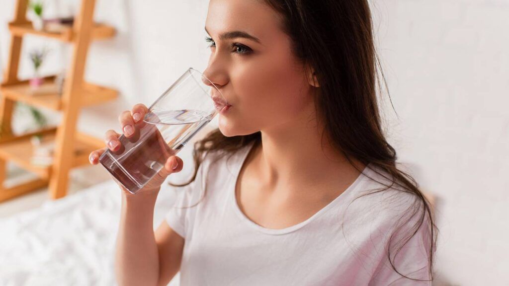 10 Manfaat Minum Air Hangat untuk Kesehatan Tubuh