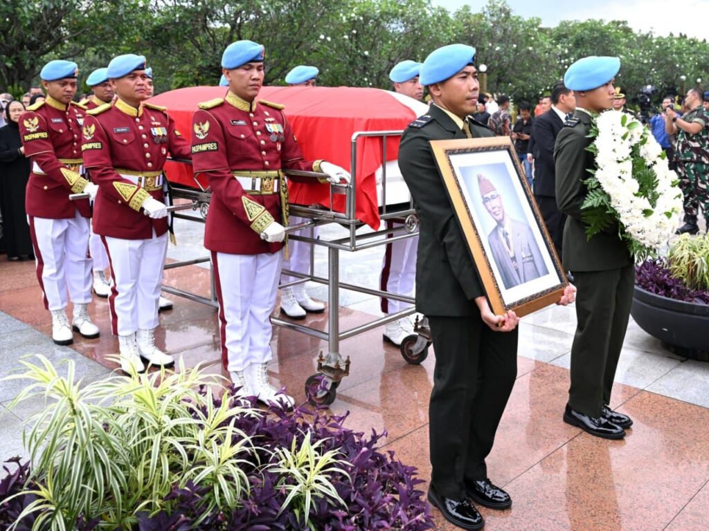 Bendera Setengah Tiang Dikibarkan, Pemerintah Tetapkan Masa Berkabung atas Wafatnya Try Sutrisno