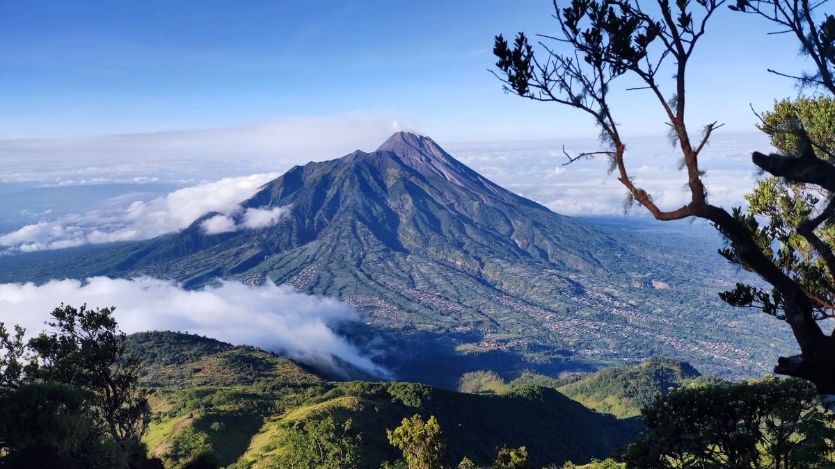 11 Gunung Populer Jawa Tengah Favorit Para Pendaki