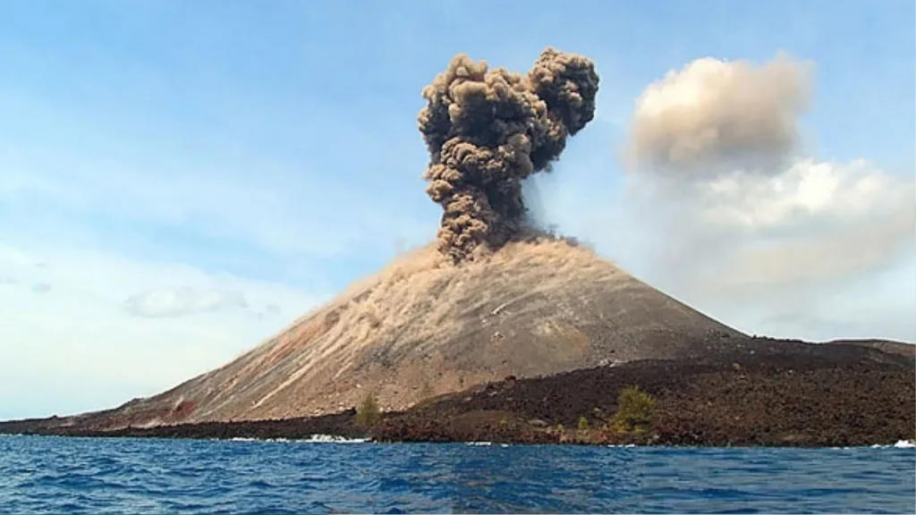 Gunung Anak Krakatau Hari Ini Kembali Erupsi, Cek Status dan Dampaknya